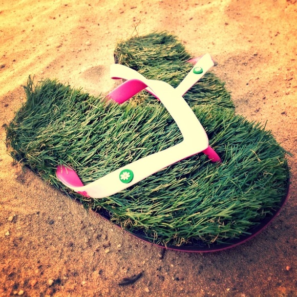 GFF Grass Flip Flops  - size small 7.5-9 - Picture 3 of 5